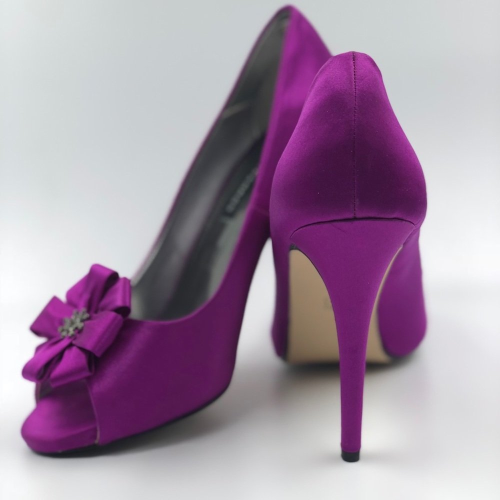 Peep toe Pump *make an offer*